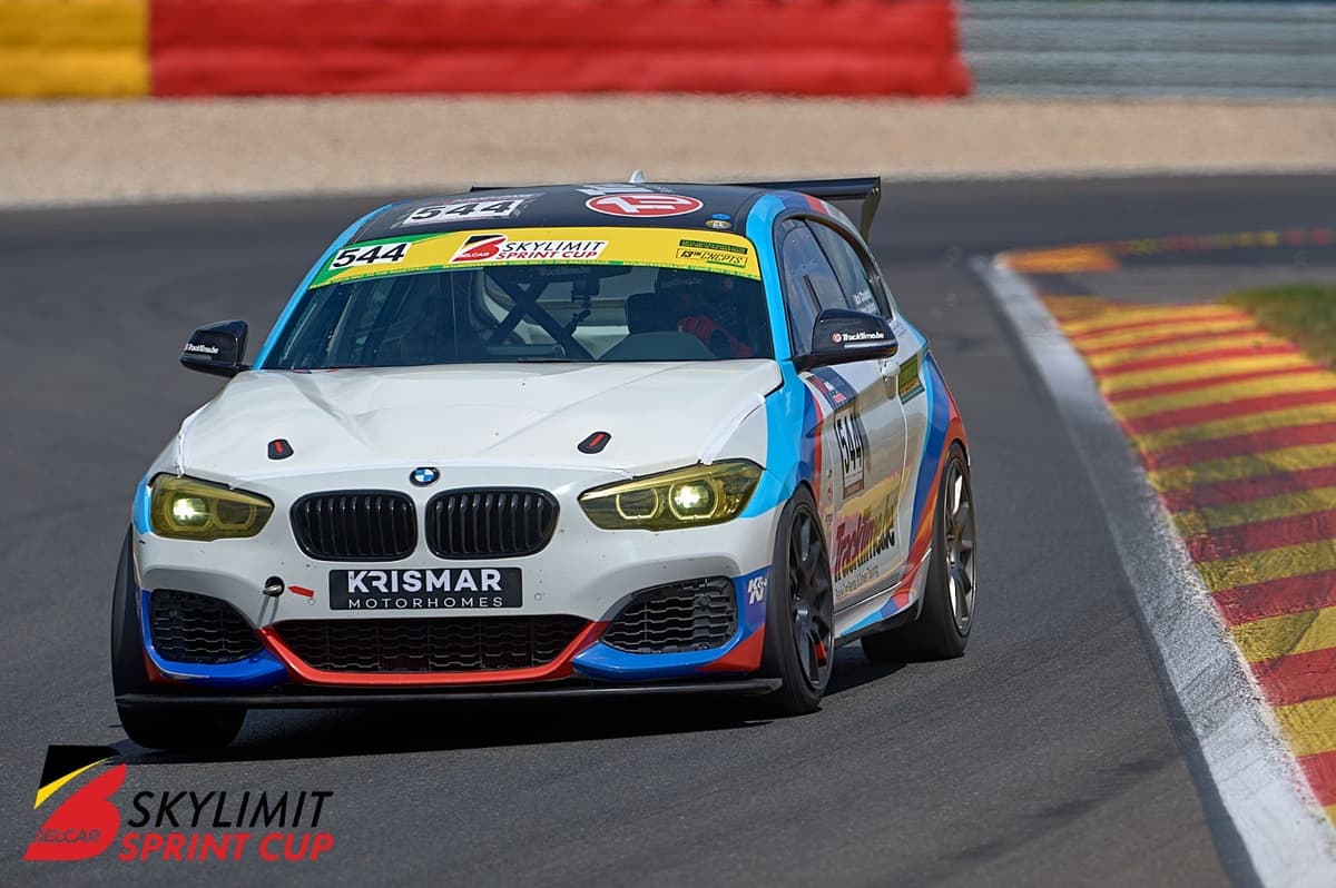 La BMW F21 125i M de TrackTime en action pendant la Belcar Skylimit Sprint Cup