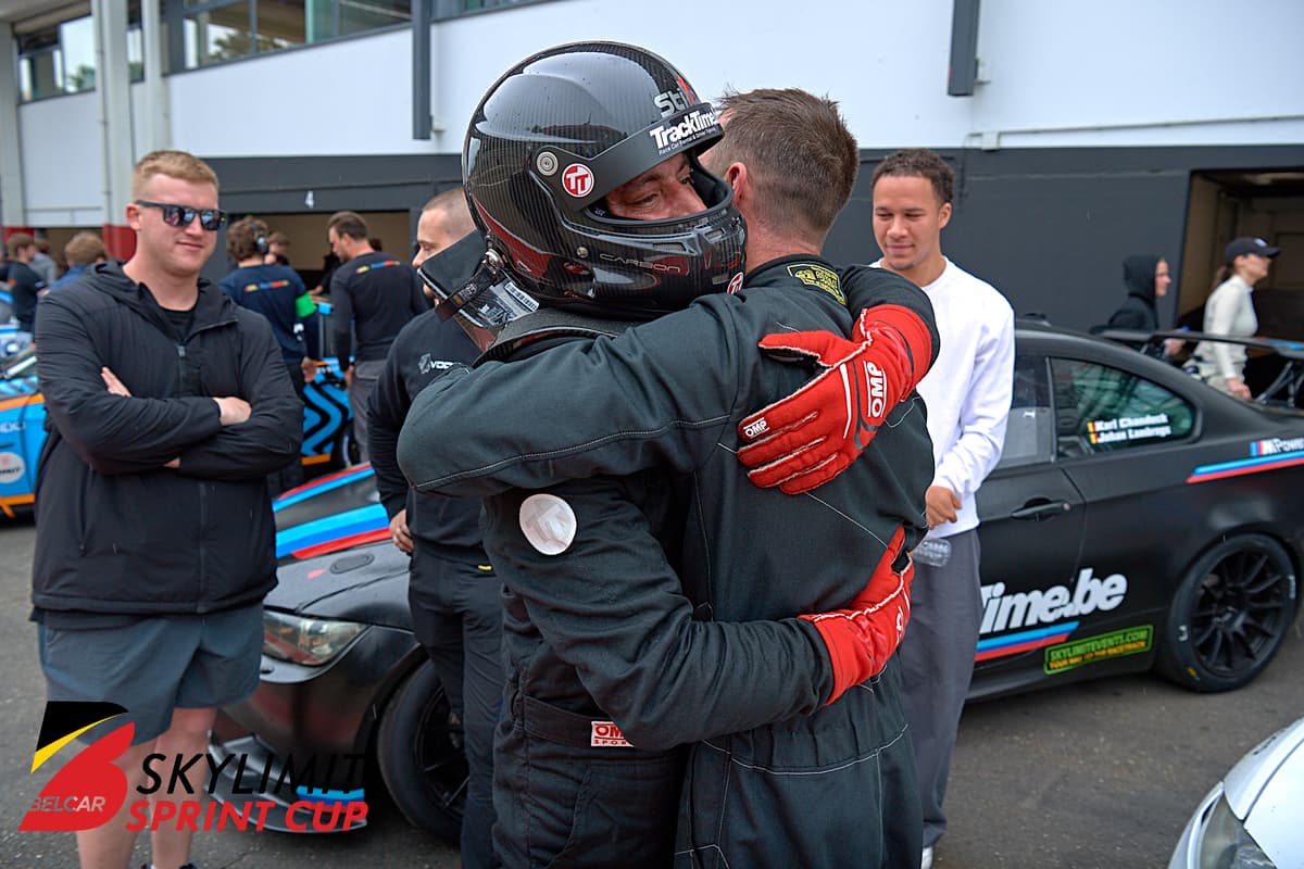 Félicitations après la course en Belcar Skylimit Sprint Cup