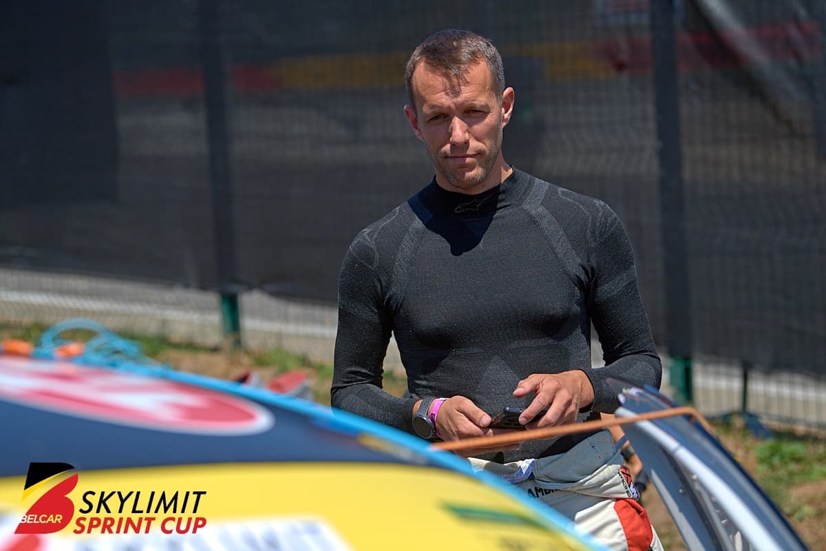 Pilote à côté de la voiture dans le paddock lors d'un week-end de Sprint Cup