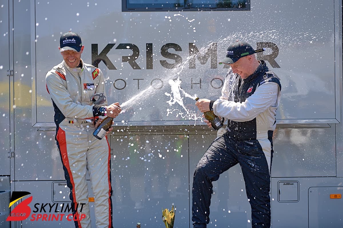 Célébration au champagne sur le podium de la Belcar Skylimit Sprint Cup