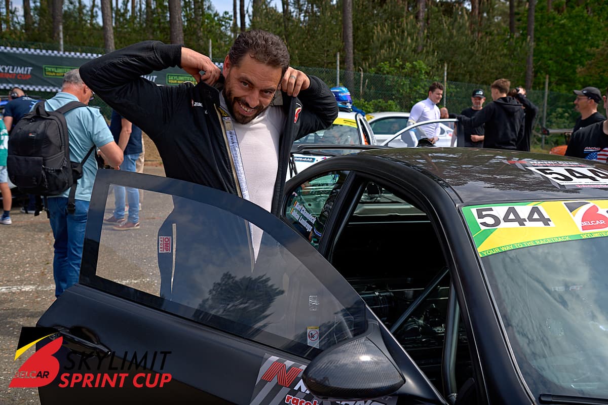 Pilote qui se prépare près de la voiture dans le paddock de la Belcar Skylimit Sprint Cup