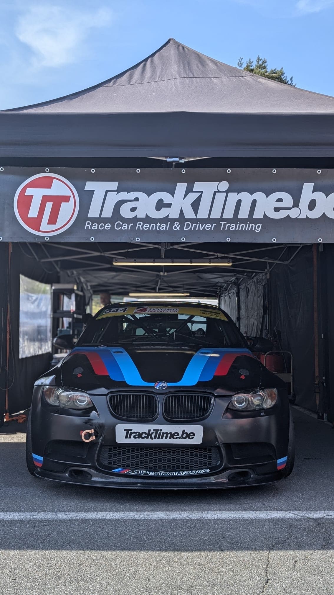 Le stand TrackTime avec la BMW E92 M3 lors du week-end de Sprint Cup à Zolder