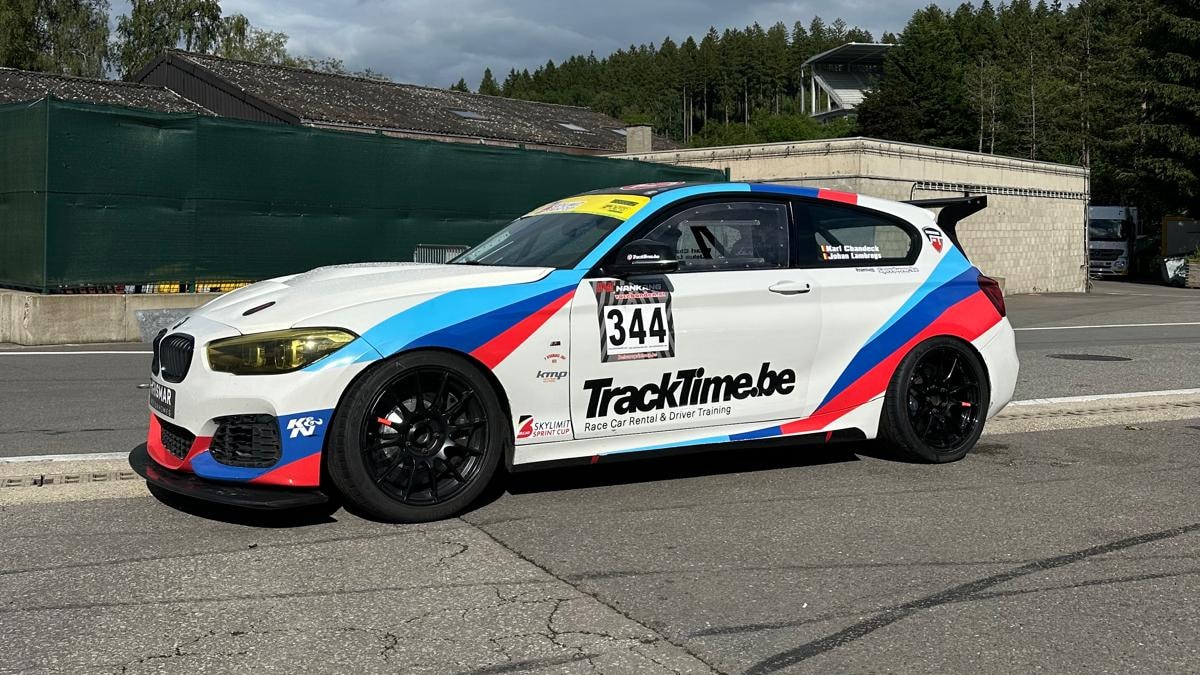 bmw m140i race auto verhuur in de paddock van circuit spa francorchamps