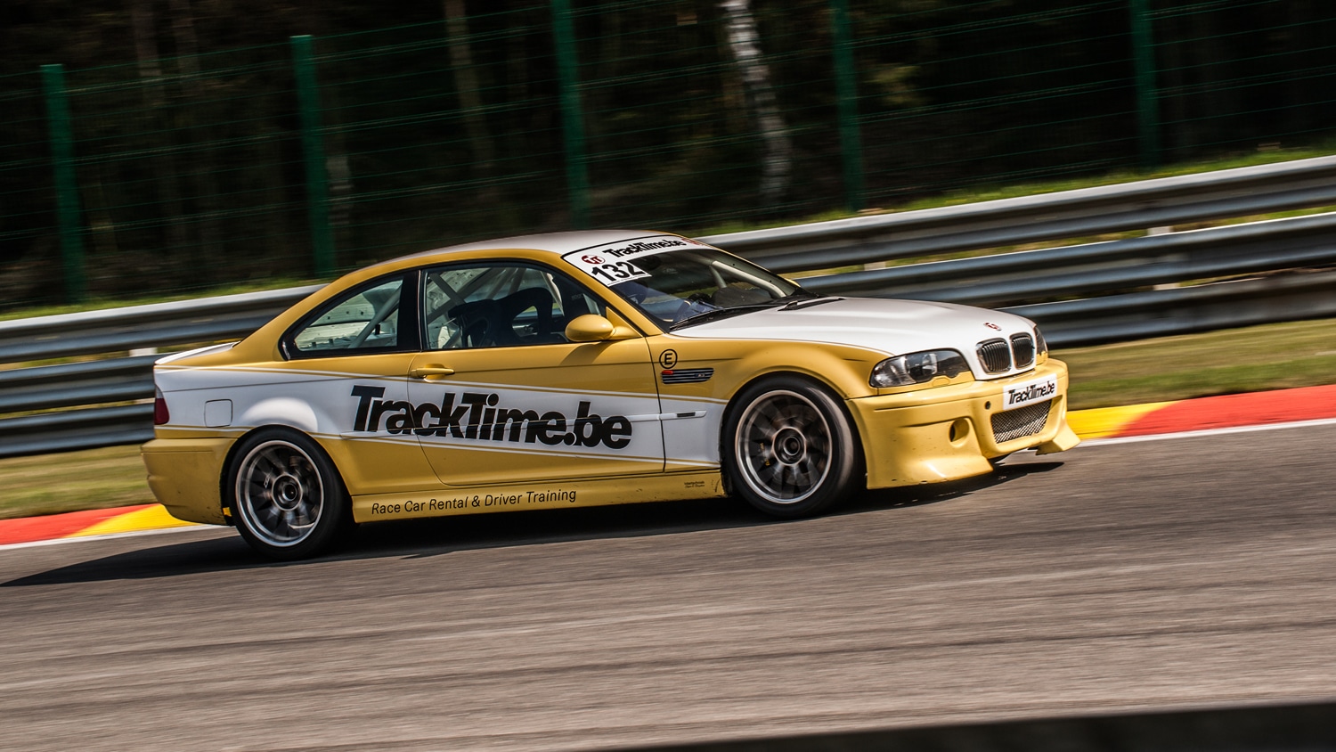 Rennwagen von TrackTime in der Boxengasse von Spa-Francorchamps